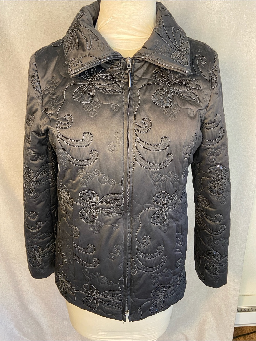 Dana Buchman Black Quilted Embroidered Zip Puffer Jacket. Size M